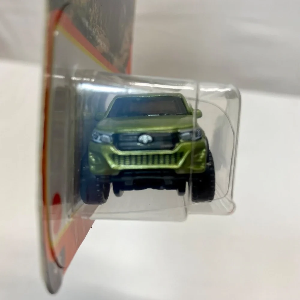 Matchbox 2018 Toyota Hilux 40/100 Green Metal 1/64‎ Toyota Official Truck 2023